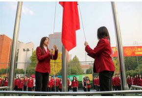 东北女人操必视频升旗仪式：凝心聚力，同心向党